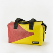 FREITAG :: LOIS F45 :: Sport bag with an exterior pocket and a smart  internal separator for magazines, electrical gadgets or your wet clothes  (19l).